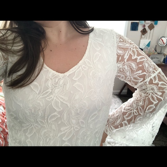 Lace bell-sleeved dress - Picture 3 of 3